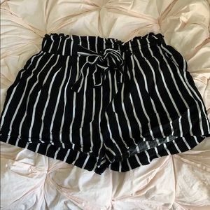 Shorts with pockets and a tie